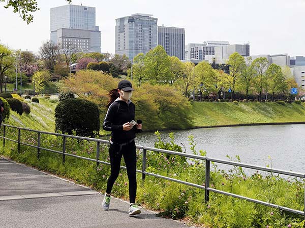Cách đi bộ giảm mỡ bụng của người Nhật