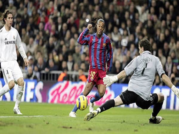 Pha đá phạt của Ronaldinho vào lưới Villarreal tại UEFA Champions League 2005