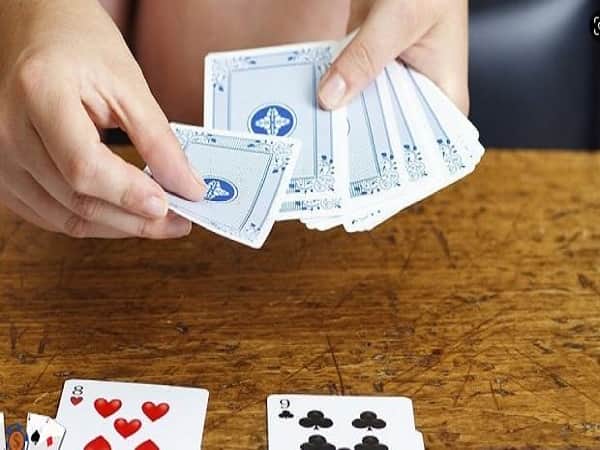 Mẹo chơi game Tiến lên – Áp dụng chiến lược dấu số lượng bài trên tay