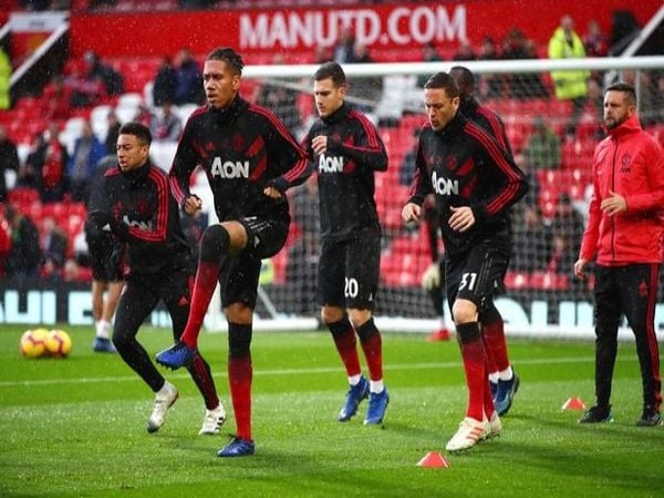 Cách khởi động trước khi đá bóng bền bỉ tránh chấn thương