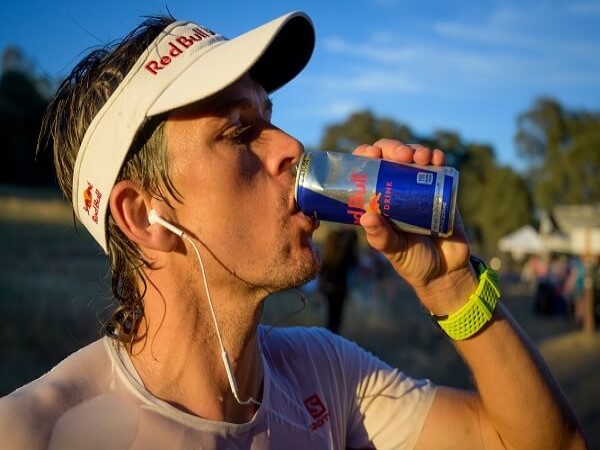 Nguy cơ tiềm ẩn khi uống nước tăng lực trước khi đá bóng Nguy cơ tiềm ẩn khi uống nước tăng lực trước khi đá bóng