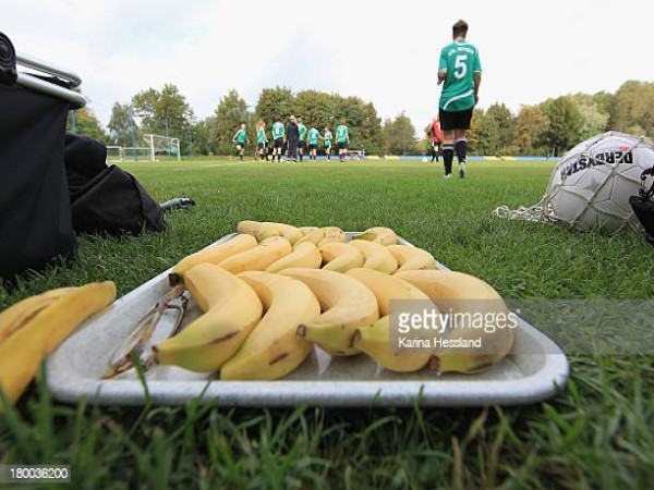 Lợi ích thực tế: Vì sao cầu thủ nên ăn chuối trước khi đá bóng?