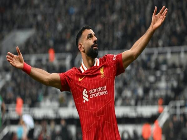 Các cầu thủ Liverpool hiện tại và huyền thoại của CLB