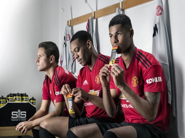 Nên ăn trước khi đá bóng bao lâu?