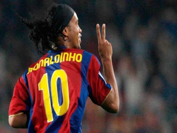 Khám phá số áo Ronaldinho ở Barca, AC Milan và Brazil