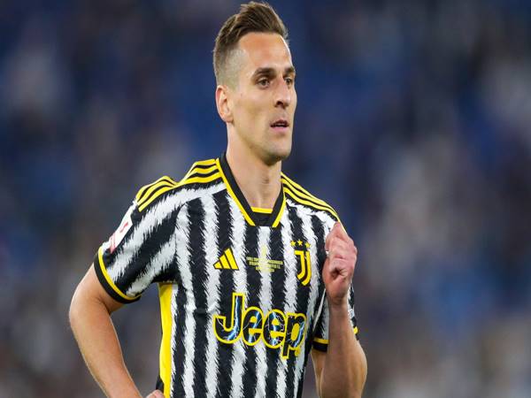 Phong cách chơi bóng của Arkadiusz Milik